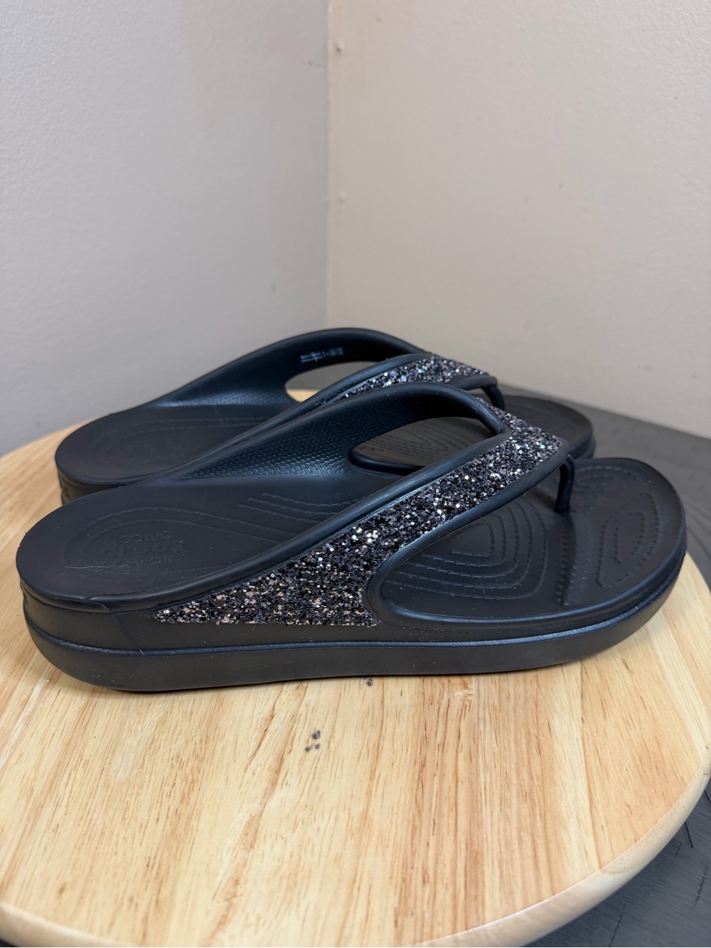 Crocs women’s Sloane Glitter Sandals - Picture 2 of 10